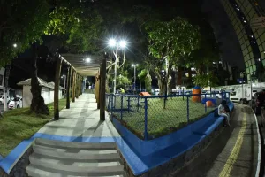 O assunto é Rádio —   A Prefeitura de Salvador entregou, nesta segunda-feira (6), a requalificação da Praça Santos Dumont, localizada na região do Parque Júlio César, no bairro da Pituba. O espaço passou por uma ampla intervenção, com implantação de nova infraestrutura, iluminação em LED, equipamentos de lazer, áreas para atividades físicas e quiosques destinados ao comércio local. Durante a cerimônia de inauguração, o prefeito Bruno Reis destacou que a Praça Santos Dumont é a 672ª área de convivência construída ou requalificada desde o início da atual gestão. Segundo o gestor, ao considerar os dois mandatos à frente da administração municipal, Salvador já ultrapassou a marca de mil praças […]