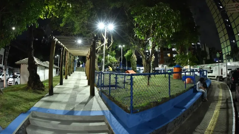 O assunto é Rádio — &nbsp; A Prefeitura de Salvador entregou, nesta segunda-feira (6), a requalificação da Praça Santos Dumont, localizada na região do Parque Júlio César, no bairro da Pituba. O espaço passou por uma ampla intervenção, com implantação de nova infraestrutura, iluminação em LED, equipamentos de lazer, áreas para atividades físicas e quiosques destinados ao comércio local. Durante a cerimônia de inauguração, o prefeito Bruno Reis destacou que a Praça Santos Dumont é a 672ª área de convivência construída ou requalificada desde o início da atual gestão. Segundo o gestor, ao considerar os dois mandatos à frente da administração municipal, Salvador já ultrapassou a marca de mil praças [&hellip;]
