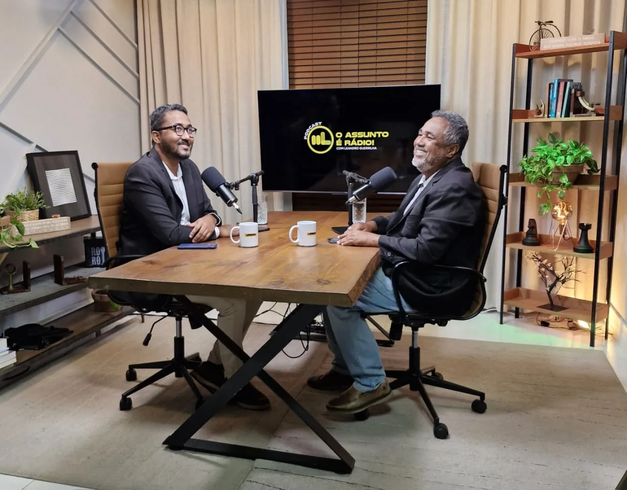 O Assunto é Rádio — SALVADOR — Em comemoração ao Dia dos Pais, comemorado no domingo (09/08), o radialista e apresentador Leandro Guerrilha comandou uma edição emocionante e especial do podcast “O Assunto é Rádio”, veiculado ao meio-dia no YouTube. Para marcar a data festiva, Leandro trouxe como convidado central de sua bancada o próprio filho radialista, Luan Dias, promovendo um bate-papo descontraído e intimista de “pai para filho”. Vida, carreira e a paixão pelo rádio Durante a exibição, pai e filho abordaram trajetórias de vida, os bastidores da carreira, a paixão em comum pela radiodifusão e os laços do relacionamento familiar. Onde assistir O episódio […]