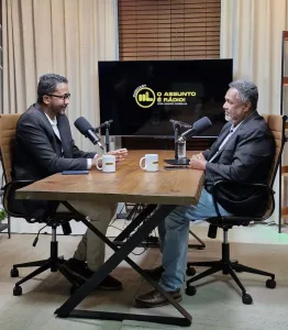 O Assunto é Rádio — SALVADOR — Em comemoração ao Dia dos Pais, comemorado no domingo (09/08), o radialista e apresentador Leandro Guerrilha comandou uma edição emocionante e especial do podcast “O Assunto é Rádio”, veiculado ao meio-dia no YouTube. Para marcar a data festiva, Leandro trouxe como convidado central de sua bancada o próprio filho radialista, Luan Dias, promovendo um bate-papo descontraído e intimista de “pai para filho”. Vida, carreira e a paixão pelo rádio Durante a exibição, pai e filho abordaram trajetórias de vida, os bastidores da carreira, a paixão em comum pela radiodifusão e os laços do relacionamento familiar. Onde assistir O episódio […]