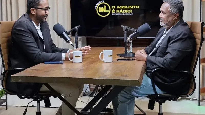 O Assunto é Rádio — SALVADOR — Em comemoração ao Dia dos Pais, comemorado no domingo (09/08), o radialista e apresentador Leandro Guerrilha comandou uma edição emocionante e especial do podcast “O Assunto é Rádio”, veiculado ao meio-dia no YouTube. Para marcar a data festiva, Leandro trouxe como convidado central de sua bancada o próprio filho radialista, Luan Dias, promovendo um bate-papo descontraído e intimista de “pai para filho”. Vida, carreira e a paixão pelo rádio Durante a exibição, pai e filho abordaram trajetórias de vida, os bastidores da carreira, a paixão em comum pela radiodifusão e os laços do relacionamento familiar. Onde assistir O episódio […]