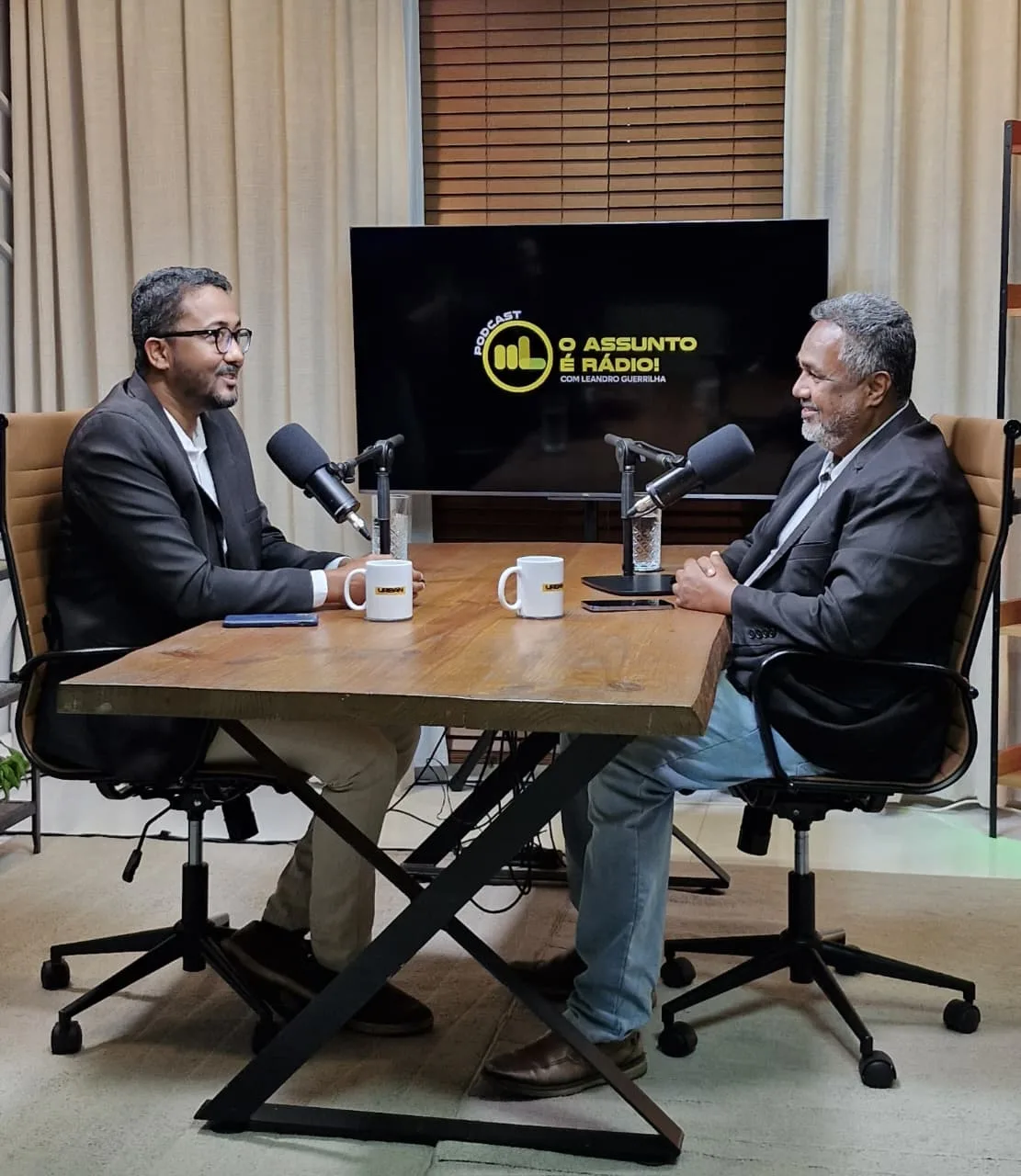 O Assunto é Rádio — SALVADOR — Em comemoração ao Dia dos Pais, comemorado no domingo (09/08), o radialista e apresentador Leandro Guerrilha comandou uma edição emocionante e especial do podcast “O Assunto é Rádio”, veiculado ao meio-dia no YouTube. Para marcar a data festiva, Leandro trouxe como convidado central de sua bancada o próprio filho radialista, Luan Dias, promovendo um bate-papo descontraído e intimista de “pai para filho”. Vida, carreira e a paixão pelo rádio Durante a exibição, pai e filho abordaram trajetórias de vida, os bastidores da carreira, a paixão em comum pela radiodifusão e os laços do relacionamento familiar. Onde assistir O episódio […]
