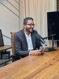 O Assunto é Rádio — SALVADOR — Em comemoração ao Dia dos Pais, comemorado no domingo (09/08), o radialista e apresentador Leandro Guerrilha comandou uma edição emocionante e especial do podcast “O Assunto é Rádio”, veiculado ao meio-dia no YouTube. Para marcar a data festiva, Leandro trouxe como convidado central de sua bancada o próprio filho radialista, Luan Dias, promovendo um bate-papo descontraído e intimista de “pai para filho”. Vida, carreira e a paixão pelo rádio Durante a exibição, pai e filho abordaram trajetórias de vida, os bastidores da carreira, a paixão em comum pela radiodifusão e os laços do relacionamento familiar. Onde assistir O episódio […]