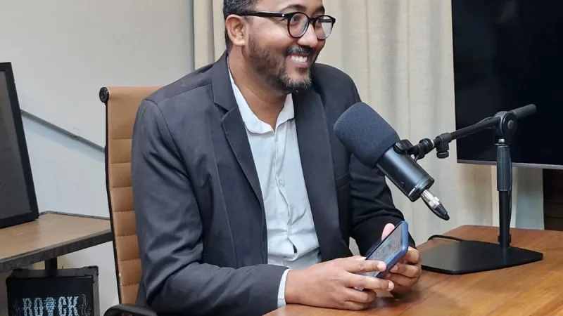 O Assunto é Rádio — SALVADOR — Em comemoração ao Dia dos Pais, comemorado no domingo (09/08), o radialista e apresentador Leandro Guerrilha comandou uma edição emocionante e especial do podcast “O Assunto é Rádio”, veiculado ao meio-dia no YouTube. Para marcar a data festiva, Leandro trouxe como convidado central de sua bancada o próprio filho radialista, Luan Dias, promovendo um bate-papo descontraído e intimista de “pai para filho”. Vida, carreira e a paixão pelo rádio Durante a exibição, pai e filho abordaram trajetórias de vida, os bastidores da carreira, a paixão em comum pela radiodifusão e os laços do relacionamento familiar. Onde assistir O episódio […]