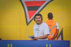 O Assunto é Rádio — O jornalista e radialista Rafael Seixas anunciou na noite desta terça-feira (4), a sua saída da equipe esportiva ‘Os Campeões da Bola’, da Rádio Metrópole FM (101.3 MHz). Na equipe esportiva liderada pelo radialista Edson Marinho, Seixas atuava como setorista do Esporte Clube Bahia e ancorava o programa semanal temático ‘Turma Tricolor’, exibido pela emissora às sextas-feiras. De acordo com informações apuradas com EXCLUSIVIDADE pelo CAMPO LIVRE, o comunicador está a caminho da NovaBrasil FM Salvador (104.7 MHz), de onde será anunciado nesta quarta-feira (5), como novo reforço da equipe esportiva liderada pelo narrador esportivo Ivo Ferraz ‘NovaBrasil em Campo’, uma das mais novas equipes […]
