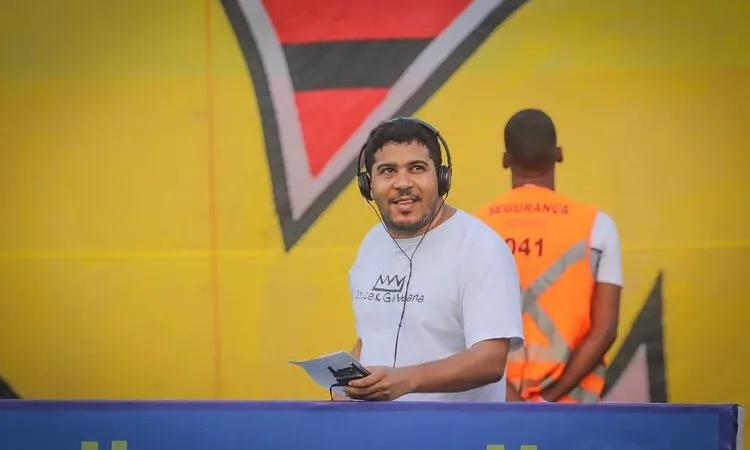 O Assunto é Rádio — O jornalista e radialista Rafael Seixas anunciou na noite desta terça-feira (4), a sua saída da equipe esportiva ‘Os Campeões da Bola’, da Rádio Metrópole FM (101.3 MHz). Na equipe esportiva liderada pelo radialista Edson Marinho, Seixas atuava como setorista do Esporte Clube Bahia e ancorava o programa semanal temático ‘Turma Tricolor’, exibido pela emissora às sextas-feiras. De acordo com informações apuradas com EXCLUSIVIDADE pelo CAMPO LIVRE, o comunicador está a caminho da NovaBrasil FM Salvador (104.7 MHz), de onde será anunciado nesta quarta-feira (5), como novo reforço da equipe esportiva liderada pelo narrador esportivo Ivo Ferraz ‘NovaBrasil em Campo’, uma das mais novas equipes […]