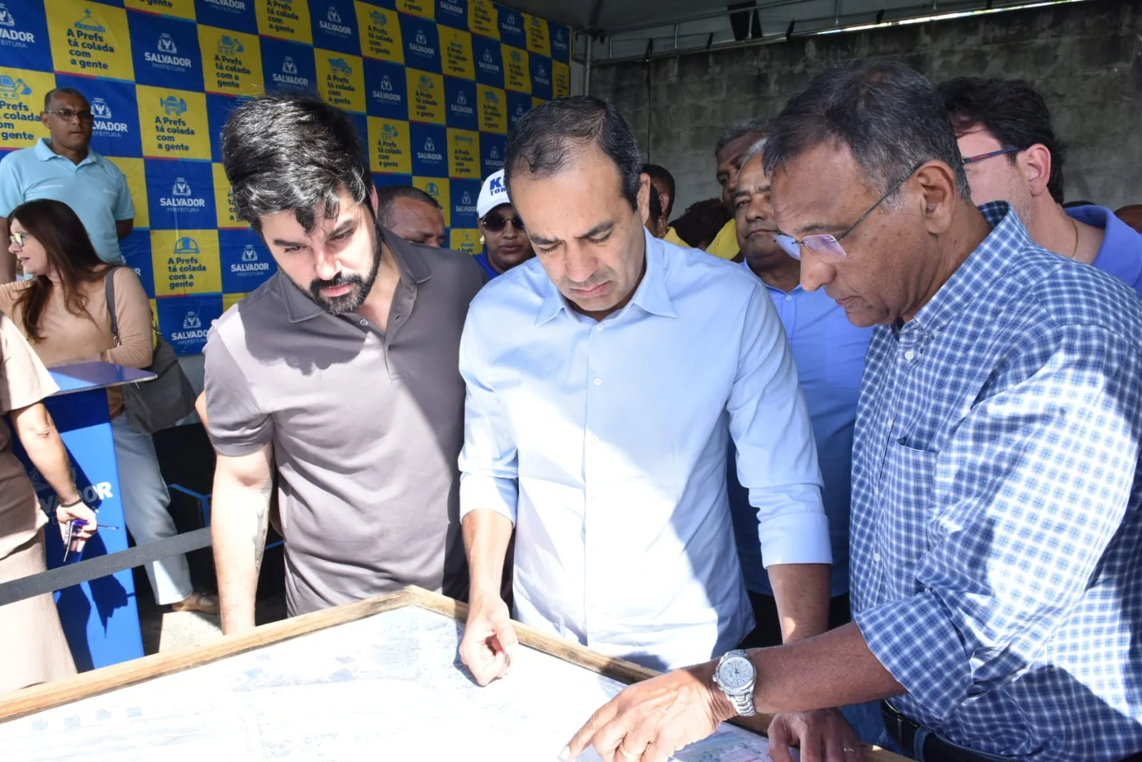 O Assunto é Rádio — Fotos: Valter Pontes/ Secom PMS Texto: Gilvan Santos e Thiago Souza/ Secom PMS A Prefeitura de Salvador autorizou o início da construção de uma nova via de ligação entre a Rua da Gratidão e a Avenida Orlando Gomes, entre as localidades de Piatã e o Bairro da Paz. A obra, cuja ordem de serviço foi assinada pelo prefeito Bruno Reis nesta quarta-feira (19), vai melhorar a fluidez do trânsito e reduzir o tempo de deslocamento para quem trafega pela região. Com investimento de R$ 13,6 milhões, provenientes de recursos do município, a intervenção tem prazo de oito meses para ser concluída, […]