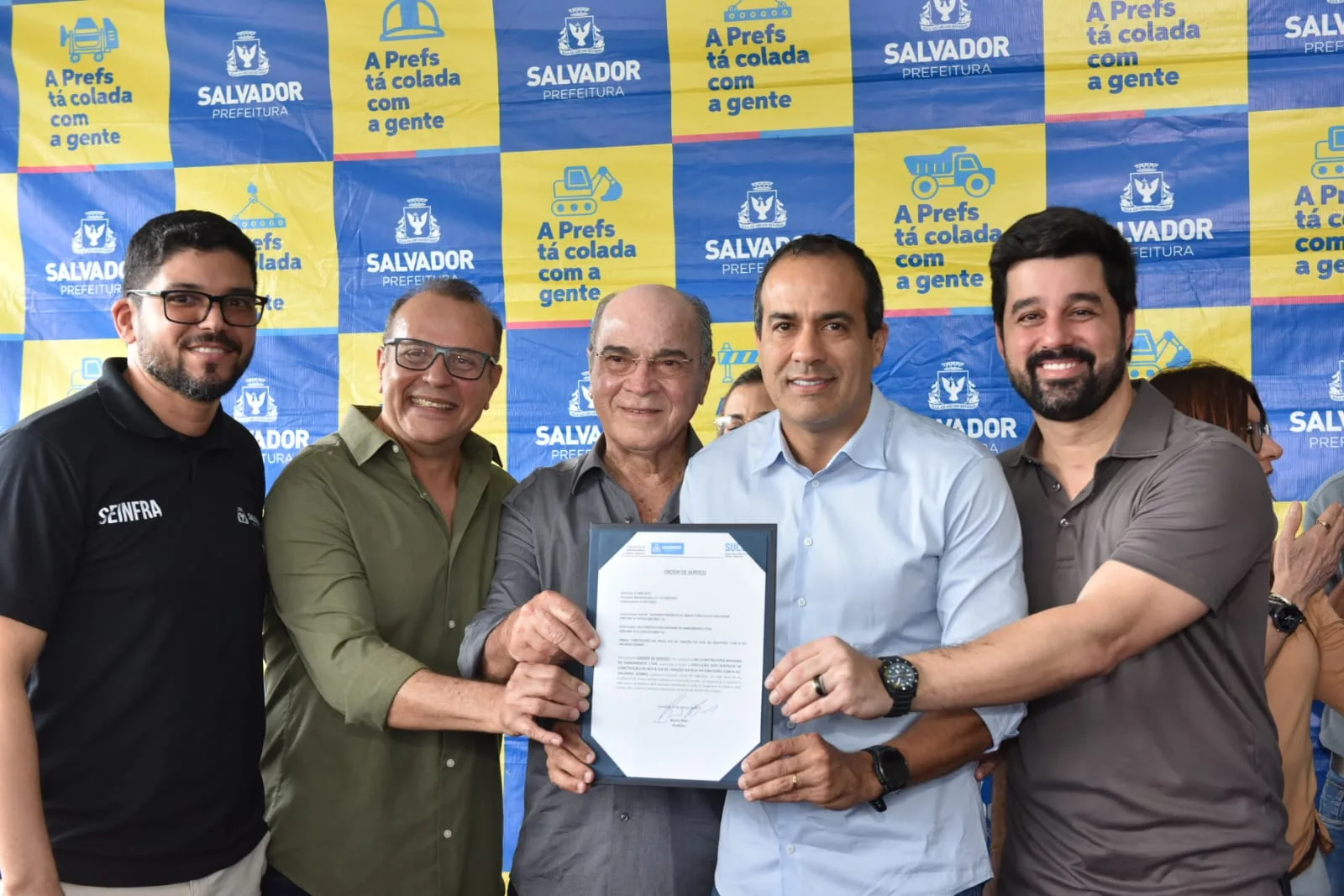 O Assunto é Rádio — Fotos: Valter Pontes/ Secom PMS Texto: Gilvan Santos e Thiago Souza/ Secom PMS A Prefeitura de Salvador autorizou o início da construção de uma nova via de ligação entre a Rua da Gratidão e a Avenida Orlando Gomes, entre as localidades de Piatã e o Bairro da Paz. A obra, cuja ordem de serviço foi assinada pelo prefeito Bruno Reis nesta quarta-feira (19), vai melhorar a fluidez do trânsito e reduzir o tempo de deslocamento para quem trafega pela região. Com investimento de R$ 13,6 milhões, provenientes de recursos do município, a intervenção tem prazo de oito meses para ser concluída, […]