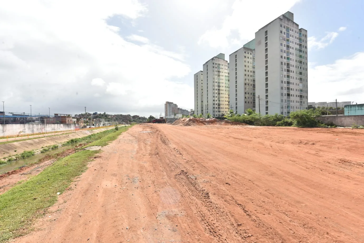 O Assunto é Rádio — Fotos: Valter Pontes/ Secom PMS Texto: Gilvan Santos e Thiago Souza/ Secom PMS A Prefeitura de Salvador autorizou o início da construção de uma nova via de ligação entre a Rua da Gratidão e a Avenida Orlando Gomes, entre as localidades de Piatã e o Bairro da Paz. A obra, cuja ordem de serviço foi assinada pelo prefeito Bruno Reis nesta quarta-feira (19), vai melhorar a fluidez do trânsito e reduzir o tempo de deslocamento para quem trafega pela região. Com investimento de R$ 13,6 milhões, provenientes de recursos do município, a intervenção tem prazo de oito meses para ser concluída, […]