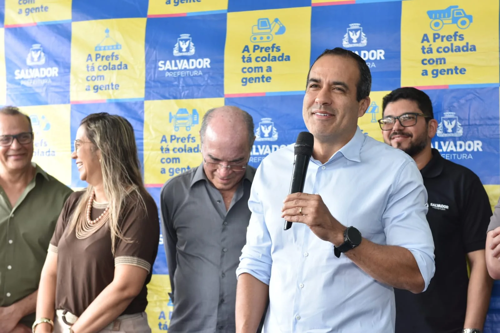O Assunto é Rádio — Fotos: Valter Pontes/ Secom PMS Texto: Gilvan Santos e Thiago Souza/ Secom PMS A Prefeitura de Salvador autorizou o início da construção de uma nova via de ligação entre a Rua da Gratidão e a Avenida Orlando Gomes, entre as localidades de Piatã e o Bairro da Paz. A obra, cuja ordem de serviço foi assinada pelo prefeito Bruno Reis nesta quarta-feira (19), vai melhorar a fluidez do trânsito e reduzir o tempo de deslocamento para quem trafega pela região. Com investimento de R$ 13,6 milhões, provenientes de recursos do município, a intervenção tem prazo de oito meses para ser concluída, […]