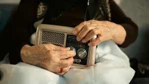 O Assunto é Rádio — O mercado de rádio norte-americano acompanha de forma semestral a quantidade de oferta de cada formato de rádio disponível no país, assim como o volume de audiência e o alcance de cada estação. E algo tem chamado a atenção dos analistas por lá: o número de estações de formatos religiosos, perfis que já lideram entre todos os outros gêneros de programação de rádio nos Estados Unidos em número de estações, algo inédito por lá. Porém, esses segmentos não representam a maior fatia de audiência, que nos últimos anos tem se concentrado principalmente no jornalismo e no adulto-contemporâneo. Já no Brasil, a predominância é do formato de rádios […]