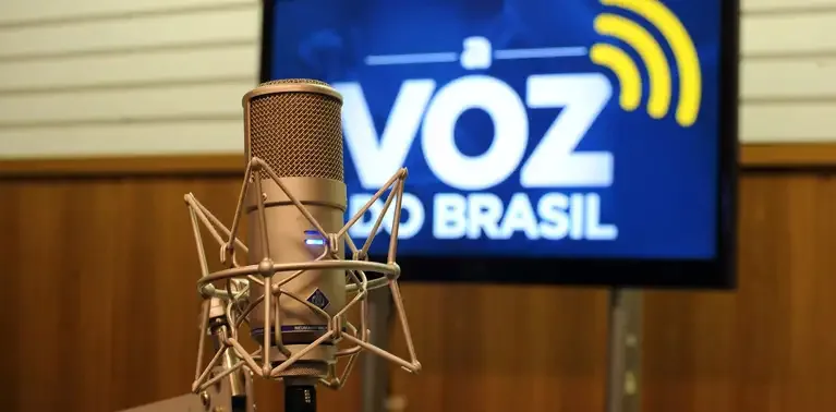 O Assunto é Rádio — A Rádio Câmara, emissora pública pertencente à Câmara dos Deputados, gravou na última sexta-feira (28), uma edição especial do programa ‘A Voz do Brasil’ em Salvador. O conteúdo do programa será exibido na noite de hoje, segunda-feira (31) e levará ao ar um pouco da cultura, das histórias e de tudo o que traz referência à capital baiana, primeira capital do país e uma das mais emblemáticas cidades que deram origem ao Brasil. Baía de Todos os Santos e região da Cidade Baixa, em Salvador | Reprodução/Internet Salvador, é mais uma parada do projeto intinerante, que também tem passagens previstas por [&hellip;]