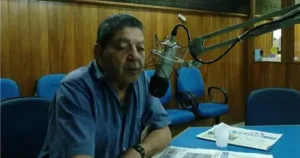 O Assunto é Rádio — Um dos nomes históricos da narração esportiva na Bahia, Nilton Nogueira morreu nesta segunda-feira (21), aos 92 anos. Conhecido no meio radiofônico como “Nogueirinha”, o comunicador teve trajetória marcada principalmente pela cobertura do futebol baiano. A informação foi divulgada pela Rádio Sociedade da Bahia, e confirmada pelo Bahia Notícias.    A morte ocorreu em decorrência de Doença Pulmonar Obstrutiva Crônica (DPOC).   A relação de Nilton com o rádio começou ainda na década de 1950. Em 1957, ele passou a trabalhar na Rádio Sociedade da Bahia como rádio escuta. A oportunidade diante do microfone veio pouco depois: em 1959, realizou sua […]