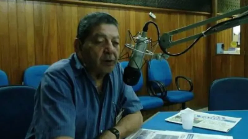 O Assunto é Rádio — Um dos nomes históricos da narração esportiva na Bahia, Nilton Nogueira morreu nesta segunda-feira (21), aos 92 anos. Conhecido no meio radiofônico como “Nogueirinha”, o comunicador teve trajetória marcada principalmente pela cobertura do futebol baiano. A informação foi divulgada pela Rádio Sociedade da Bahia, e confirmada pelo Bahia Notícias.    A morte ocorreu em decorrência de Doença Pulmonar Obstrutiva Crônica (DPOC).   A relação de Nilton com o rádio começou ainda na década de 1950. Em 1957, ele passou a trabalhar na Rádio Sociedade da Bahia como rádio escuta. A oportunidade diante do microfone veio pouco depois: em 1959, realizou sua […]