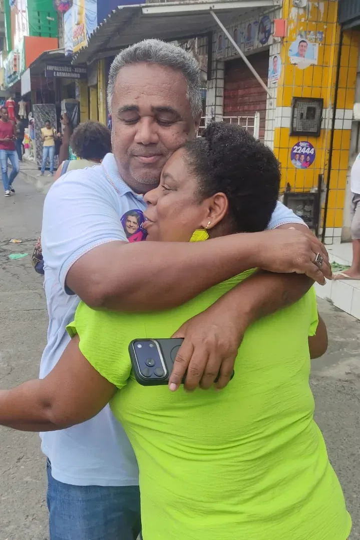 O Assunto é Rádio — O radialista e candidato a deputado federal Leandro Guerrilha marcou presença na grande caminhada realizada no bairro da Fazenda Grande do Retiro, em Salvador. O evento reuniu apoiadores e lideranças políticas, incluindo o candidato a deputado estadual Sandro Régis e o candidato ao governo da Bahia, ACM Neto. Durante o percurso, Leandro Guerrilha esteve ao lado da população local e de aliados políticos, reforçando sua campanha e o compromisso com as comunidades da capital baiana. A caminhada percorreu as principais vias do bairro, atraindo uma multidão com bandeiras, faixas e jingles da campanha. Em clima de mobilização e otimismo, os candidatos […]