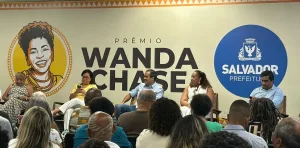 O Assunto é Rádio —   Fotos: Igor Santos / Secom PMS Texto: Gilvan Santos e Thiago Souza / Secom PMS A Prefeitura de Salvador lançou nesta segunda-feira (14) o edital Prêmio Wanda Chase, iniciativa voltada ao reconhecimento da trajetória cultural e da contribuição sociocultural de instituições que atuam na preservação e valorização de expressões culturais negras e populares na cidade. Ao todo, 250 entidades serão contempladas com R$ 10 mil cada, totalizando R$ 2,5 milhões em investimento. O anúncio foi feito pelo prefeito Bruno Reis e pela secretária municipal da Reparação (Semur), Isaura Genoveva, na sede da Secretaria de Cultura e Turismo (Secult), no Comércio. […]