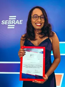 O Assunto é Rádio — Uma das mais talentosas comunicadoras da nova geração, a jornalista Luanne Ribeiro novamente conquistou o Prêmio Sebrae de Jornalismo, cuja 13ª edição foi realizada na noite de ontem, terça-feira (15), na sede da FIEB (Federação das Indústrias do Estado da Bahia), em Salvador. Sob os títulos “O Sol que Reflete Cuidado e Futuro” e “Crias da Maré: O Empreendedorismo Feminino como protagonista do Futuro Baiano Azul”, os trabalhos premiados foram exibidos na rádio Antena 1 Salvador (100.1 FM), emissora do segmento adulto-contemporâneo, que pertence aos empresários Ana Coelho (Grupo Aratu), Ricardo Luzbel (Bahia Notícias), Leonardo Góes e Diogo Medrado, veículo do […]