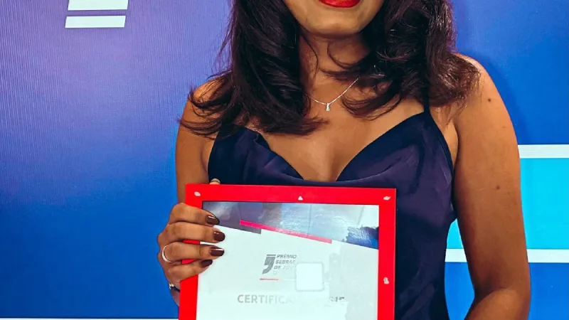 O Assunto é Rádio — Uma das mais talentosas comunicadoras da nova geração, a jornalista Luanne Ribeiro novamente conquistou o Prêmio Sebrae de Jornalismo, cuja 13ª edição foi realizada na noite de ontem, terça-feira (15), na sede da FIEB (Federação das Indústrias do Estado da Bahia), em Salvador. Sob os títulos “O Sol que Reflete Cuidado e Futuro” e “Crias da Maré: O Empreendedorismo Feminino como protagonista do Futuro Baiano Azul”, os trabalhos premiados foram exibidos na rádio Antena 1 Salvador (100.1 FM), emissora do segmento adulto-contemporâneo, que pertence aos empresários Ana Coelho (Grupo Aratu), Ricardo Luzbel (Bahia Notícias), Leonardo Góes e Diogo Medrado, veículo do […]