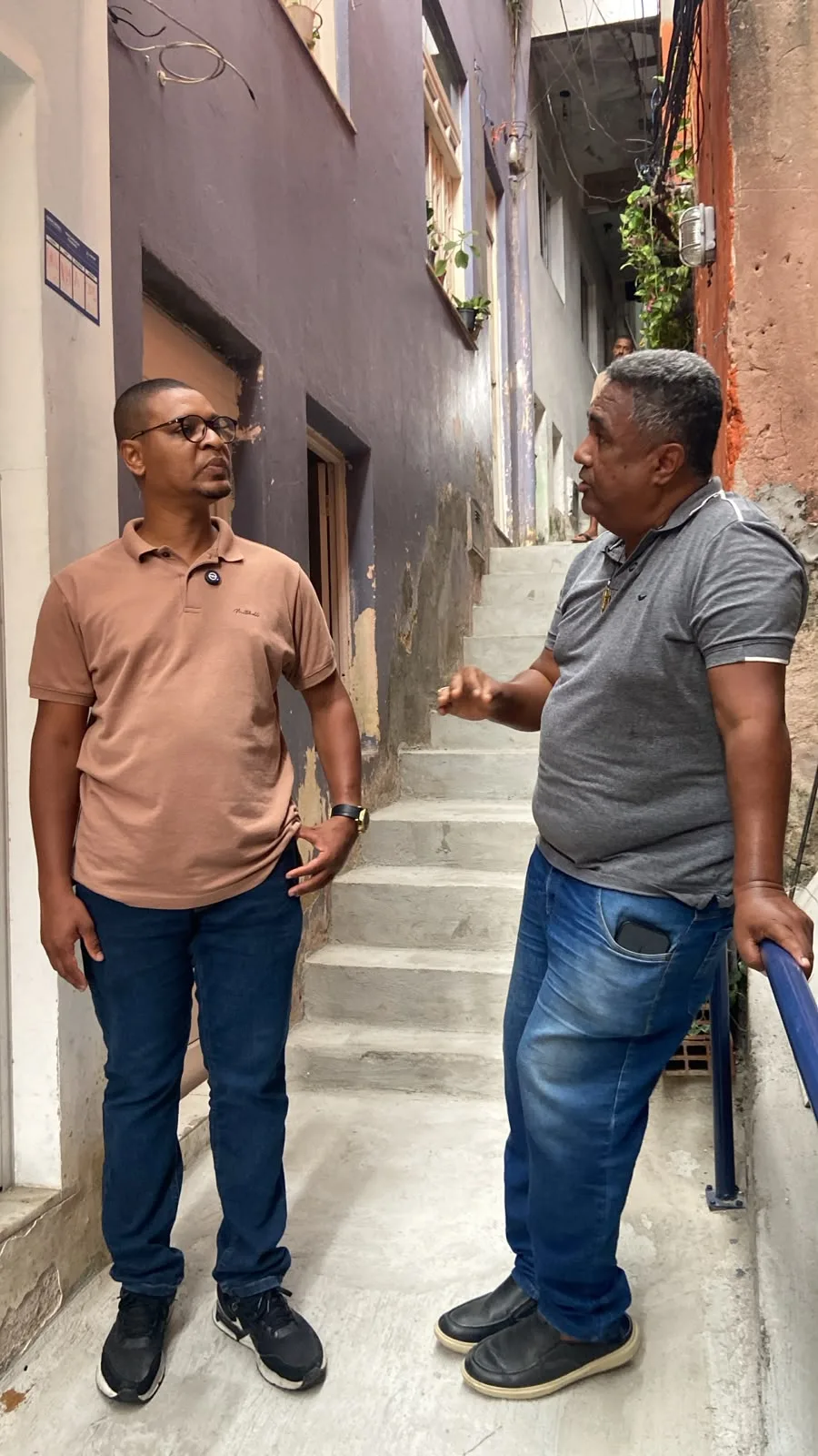 O Assunto é Rádio — O compromisso de Leandro Guerrilha com as famílias vai muito além dos microfones do estúdio de rádio. Conhecido como uma voz ativa na defesa dos valores familiares, o comunicador tem marcado sua trajetória com forte atuação em projetos sociais, visitas aos bairros e ações comunitárias em Salvador e região. Através de iniciativas como o projeto “Bora Bahia Meu Bairro” e visitas a obras e comunidades locais (como a recente passagem pelo Alto das Pombas), Leandro leva apoio, visibilidade e voz aos moradores. Essas ações não apenas mapeiam as necessidades de cada região, mas também fortalecem os laços de solidariedade, união e […]