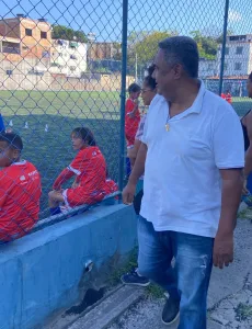 O Assunto é Rádio — O compromisso de Leandro Guerrilha com as famílias vai muito além dos microfones do estúdio de rádio. Conhecido como uma voz ativa na defesa dos valores familiares, o comunicador tem marcado sua trajetória com forte atuação em projetos sociais, visitas aos bairros e ações comunitárias em Salvador e região. Através de iniciativas como o projeto “Bora Bahia Meu Bairro” e visitas a obras e comunidades locais (como a recente passagem pelo Alto das Pombas), Leandro leva apoio, visibilidade e voz aos moradores. Essas ações não apenas mapeiam as necessidades de cada região, mas também fortalecem os laços de solidariedade, união e […]