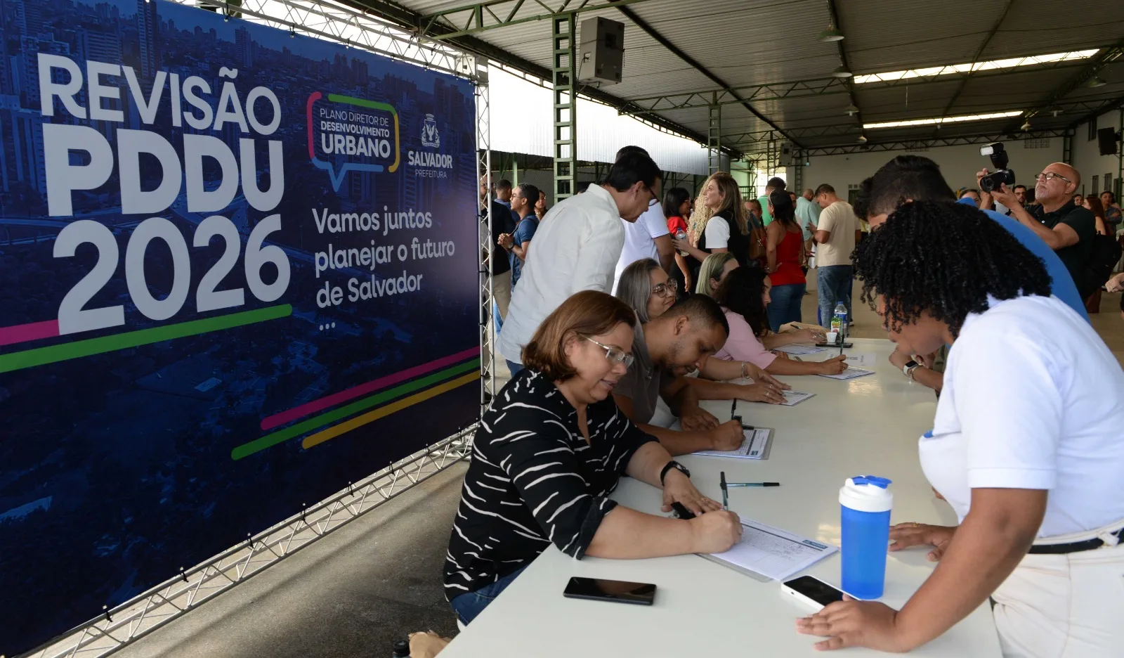 O Assunto é Rádio — Fotos: Otávio Santos / Secom PMS Texto: Ascom Sedur A Prefeitura de Salvador, por meio da Secretaria Municipal de Desenvolvimento Urbano (Sedur), realiza nesta quinta-feira (29) a segunda audiência pública do processo de revisão do Plano Diretor de Desenvolvimento Urbano (PDDU) da capital baiana. O encontro acontecerá das 8h30 às 12h30, na Escola Municipal Campinas de Pirajá, localizada na Estrada Campinas de Pirajá, nº 2761, em Campinas de Pirajá. A audiência terá como foco a apresentação da etapa de “Visão de Futuro” da revisão do PDDU, que reúne as diretrizes para o desenvolvimento urbano de Salvador, apresentadas no estudo Salvador Será. […]