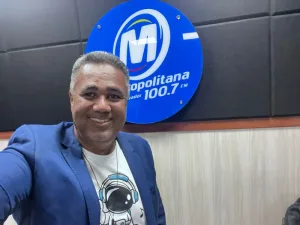 O Assunto é Rádio — O radialista Leandro Guerrilha está à frente do Metro News, programa dedicado a notícias e informações para quem deseja começar o dia bem informado. A atração vai ao ar diariamente, a partir das 6h da manhã, na Metropolitana FM 100,7, em Salvador. Com a proposta de levar ao público os principais acontecimentos e informações relevantes para o dia a dia, o programa busca manter os ouvintes atualizados desde as primeiras horas da manhã, com a experiência e a comunicação característica de Leandro Guerrilha. Além da transmissão pelo rádio, o público também pode acompanhar a programação pelo aplicativo Alegria Tem Nome, ampliando […]